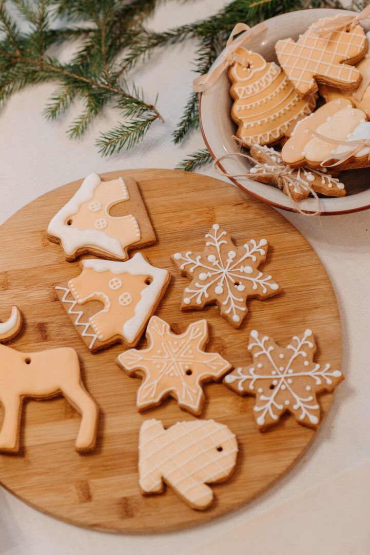 Cookie decorating with flooded icing technique