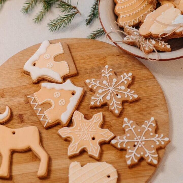 Cookie decorating with flooded icing technique
